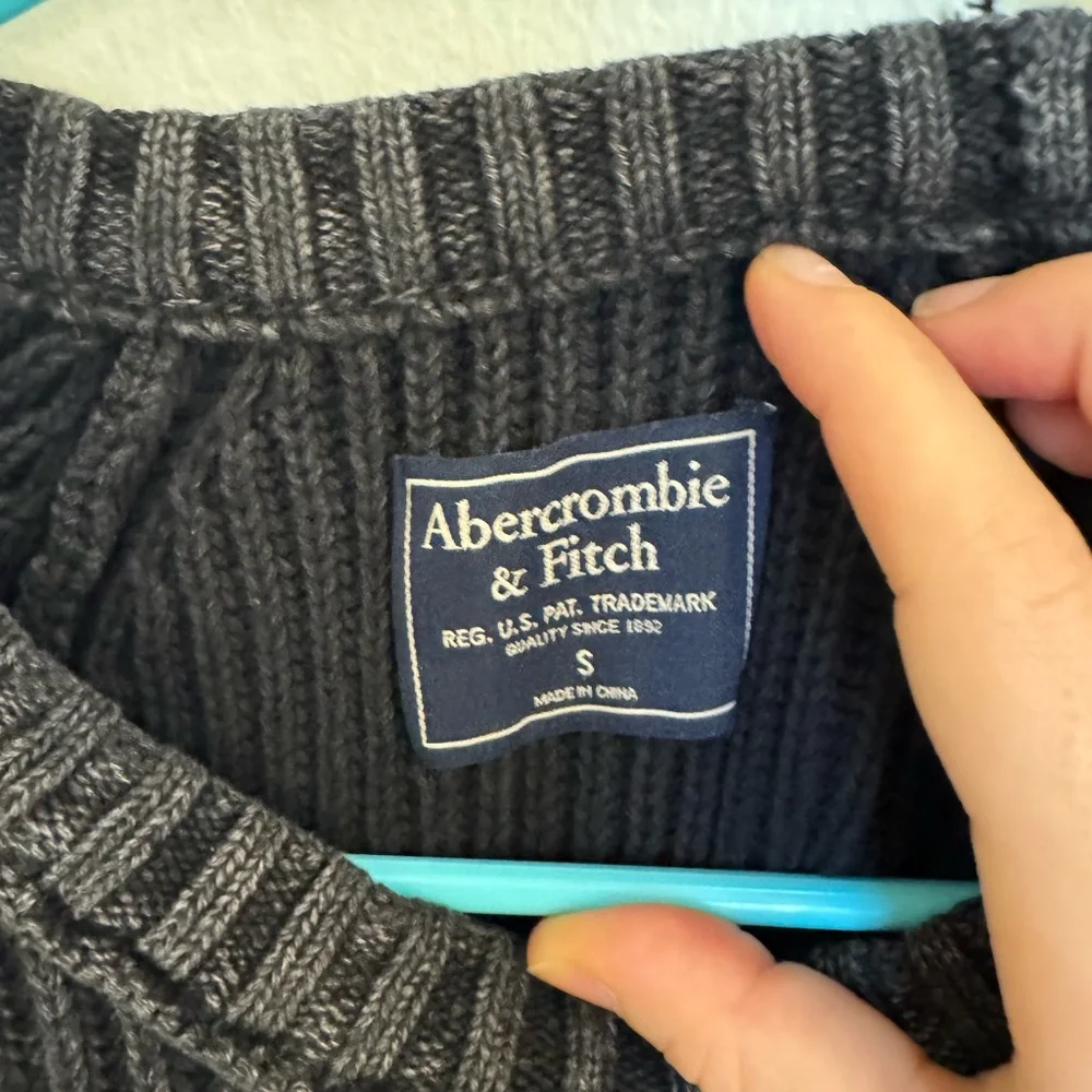 Abercrombie & Fitch Charcoal Ribbed Sweater in Size Small - Picture 7 of 8